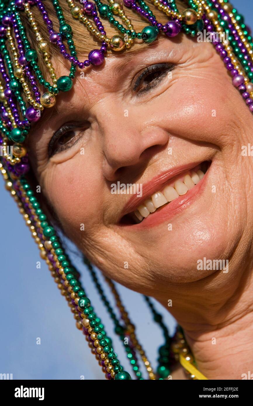 Ritratto di una donna anziana che indossa un headaddress bordato e. sorridente Foto Stock