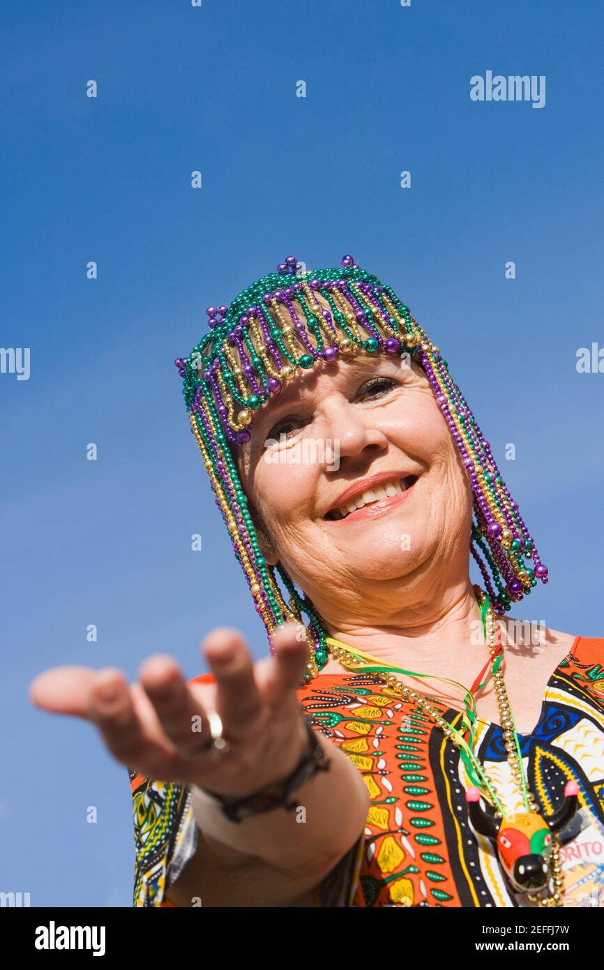 Ritratto di una donna anziana che indossa un headaddress bordato e. sorridente Foto Stock