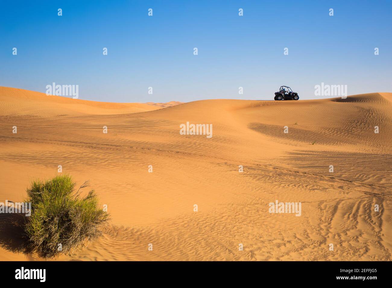 Paesaggio con un quad buggy sullo sfondo del deserto di Dubai Foto Stock