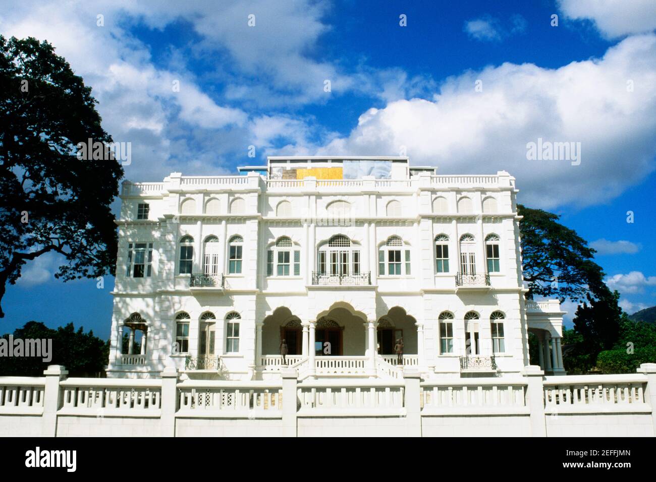 Vista frontale della maestosa Sala Bianca, Porto di Spagna, Trinidad, Caraibi Foto Stock