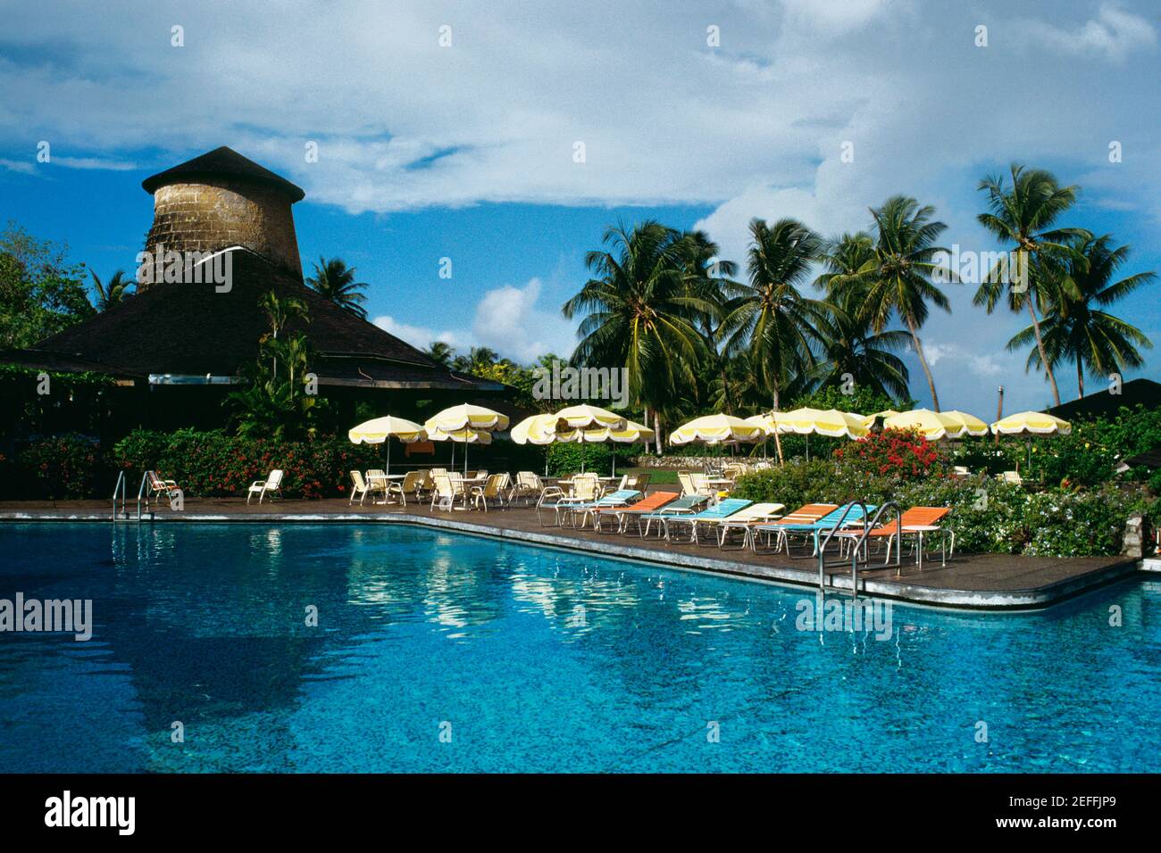 Vista di una piscina chiara in un resort, Tobago, Caraibi Foto Stock