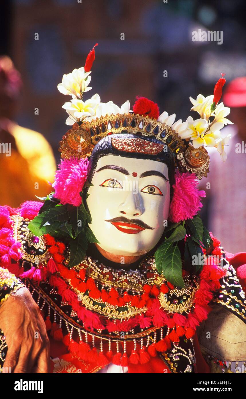 Primo piano di un artista che indossa un costume, Bali, Indonesia Foto Stock