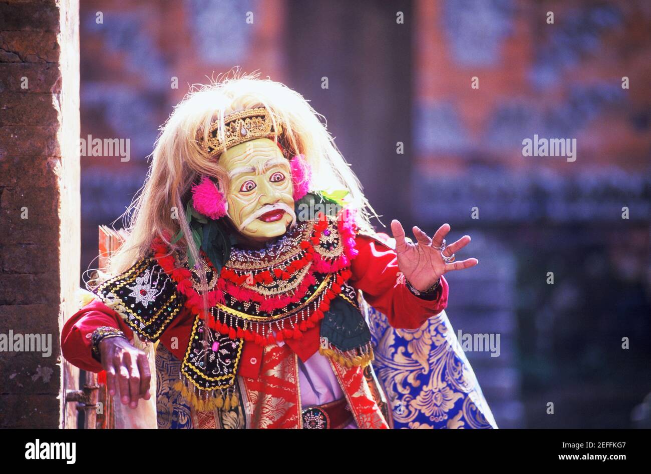 Primo piano di una scenista balinese che gestiva con le mani, Bali, Indonesia Foto Stock