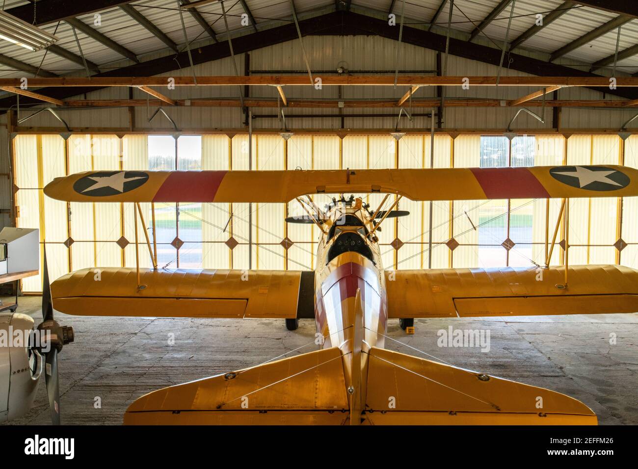 Stearman modello 75 seduto all'interno dell'hangar, Massey Airport, Massey, MD Foto Stock