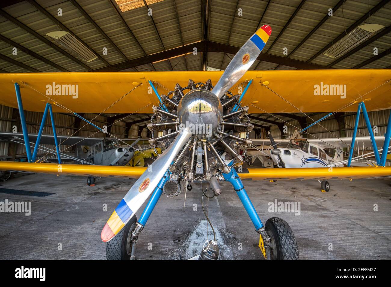 Stearman modello 75 seduto all'interno dell'hangar, Massey Airport, Massey, MD Foto Stock