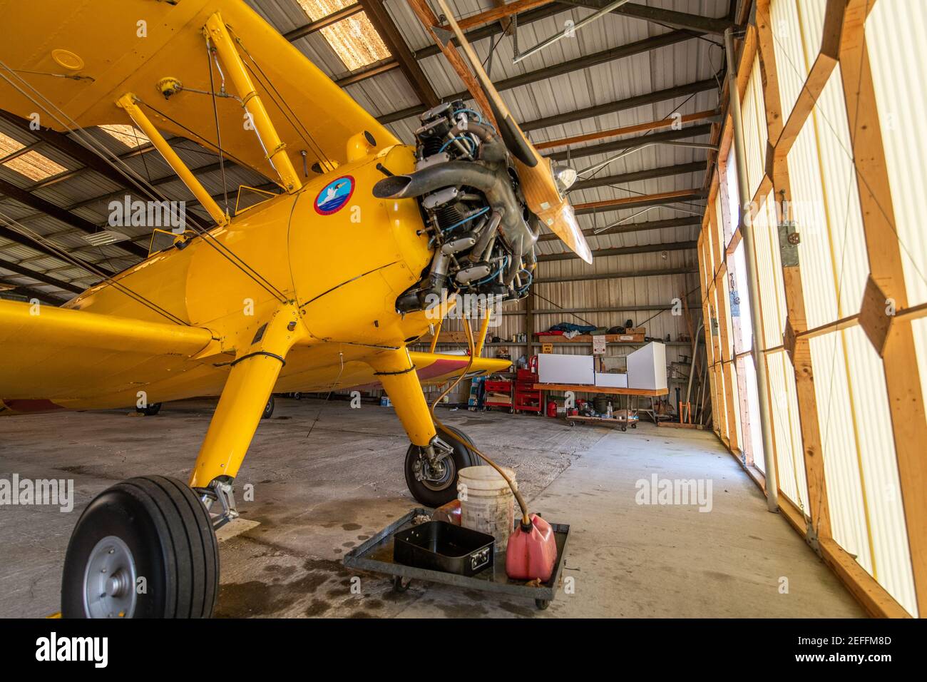 Stearman modello 75 seduto all'interno dell'hangar, Massey Airport, Massey, MD Foto Stock