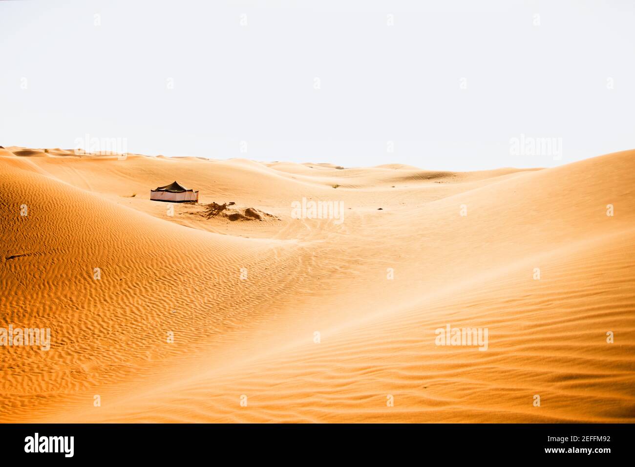 Segno umano nella duna desertica al Awir (Aweer) vicino Dubai. Tenda nel mezzo della duna di sabbia Foto Stock