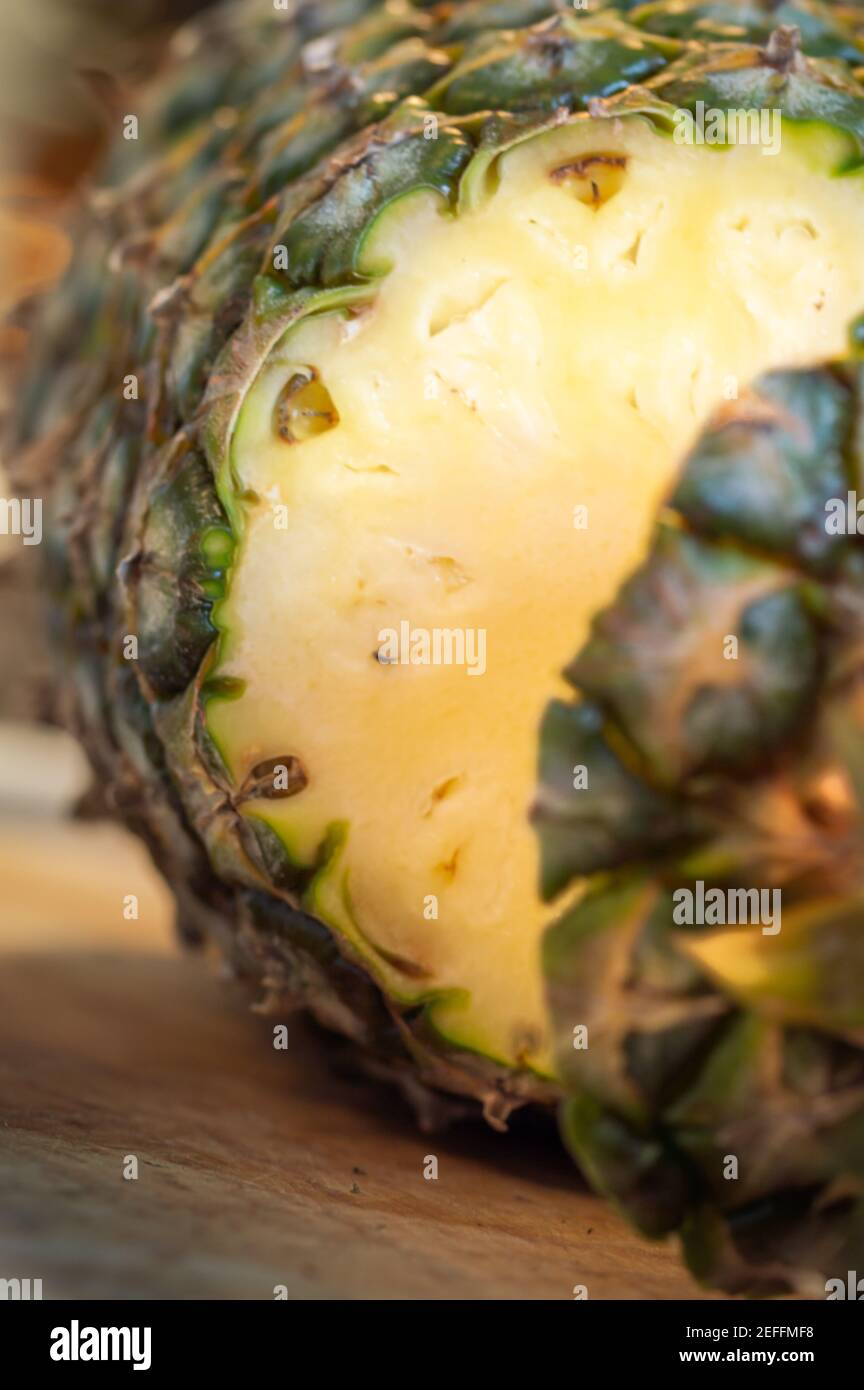Chiudere un ananas con la parte superiore tagliata Foto Stock
