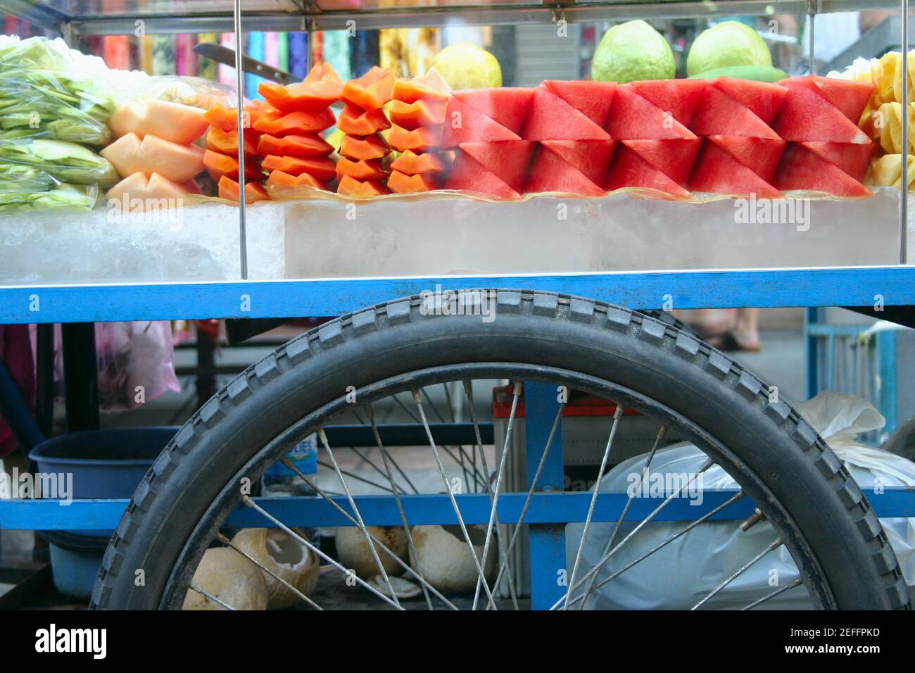 Primo piano di uno stand di concessione di Macedonia di frutta, Bangkok, Thailandia Foto Stock