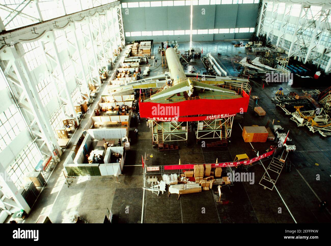Vista ad alto angolo di un'imbarcazione da passeggeri in una fabbrica di aerei, Shanghai, Cina Foto Stock