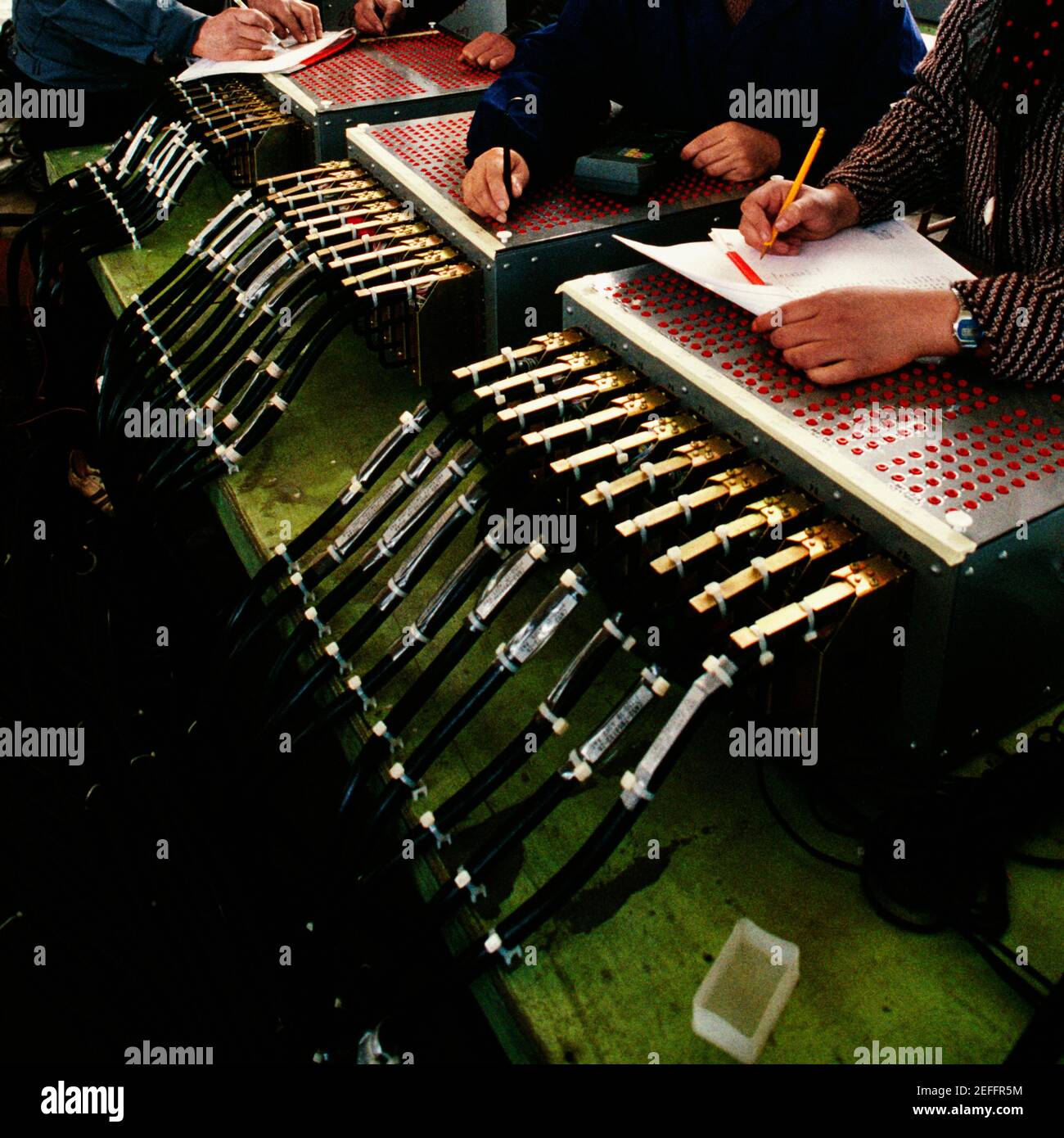 Vista in sezione intermedia dei lavoratori della linea di produzione che lavorano in una fabbrica di aerei, Shanghai, Cina Foto Stock