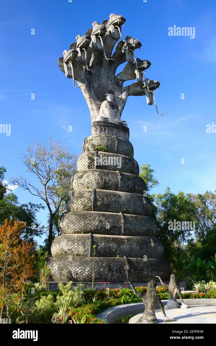 Vista ad angolo basso di una statua di Buddha in un parco, Nong Khai, Thailandia Foto Stock