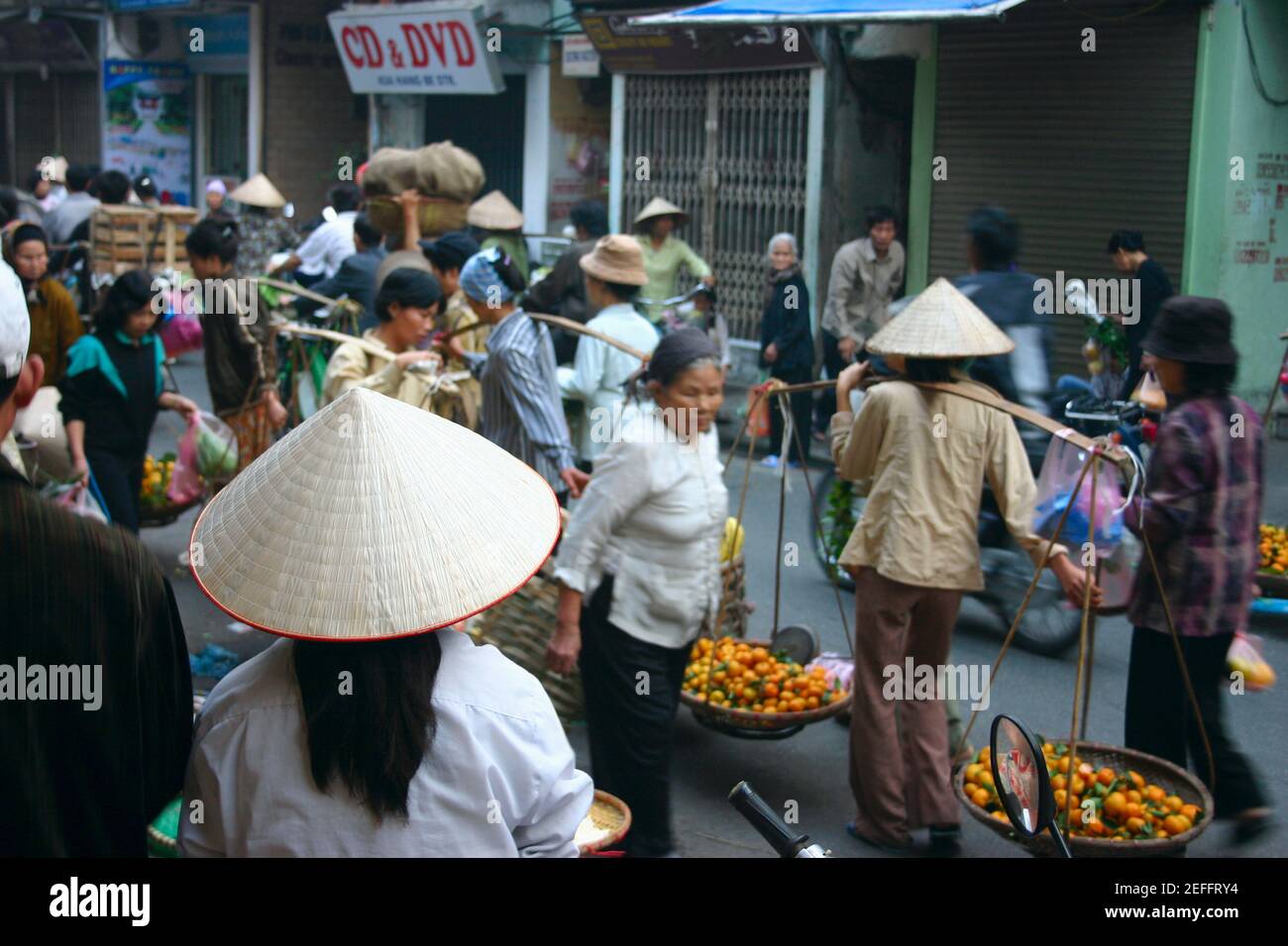 Gruppo di persone in un mercato, Hanoi, Vietnam Foto Stock