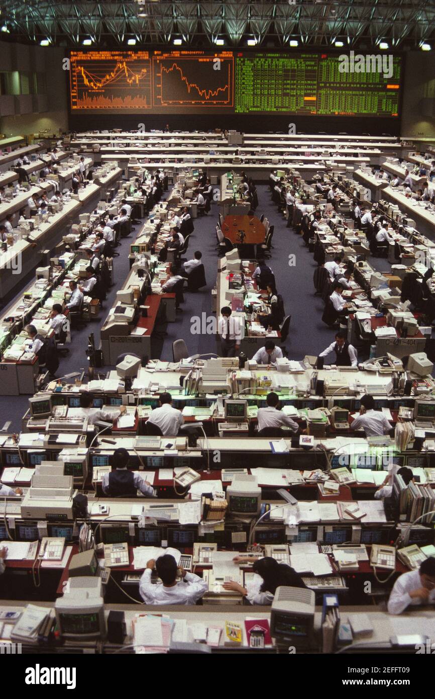 Vista ad alto angolo di un gruppo di persone che lavorano in una società finanziaria, Prefettura di Tokyo, Giappone Foto Stock
