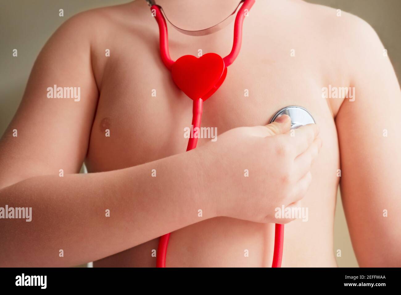 Boy Check Heart di Stethoscope Toy Foto Stock