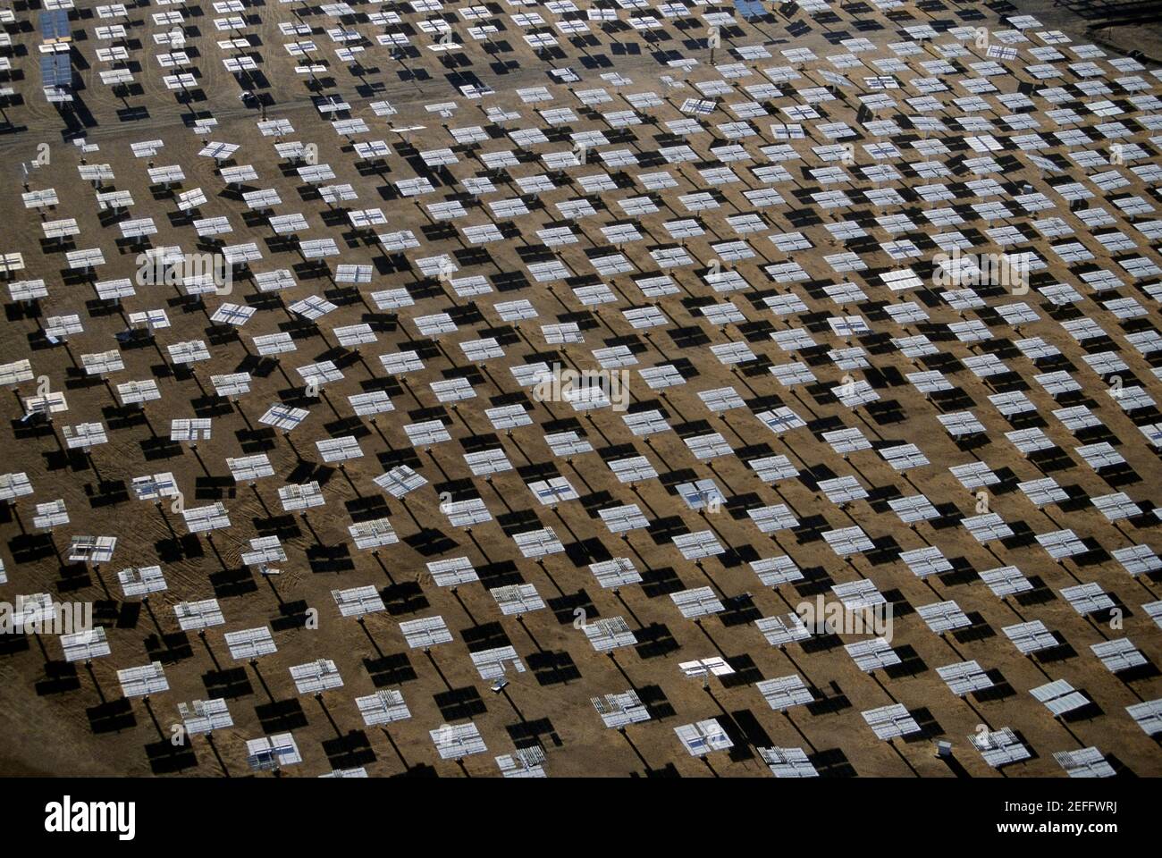 Campo di energia solare 10 megawatt specchi eliostatici, Daggett, California Foto Stock