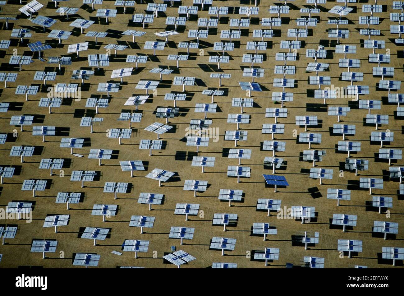 Campo di energia solare 10 megawatt specchi eliostatici, Daggett,  California Foto stock - Alamy