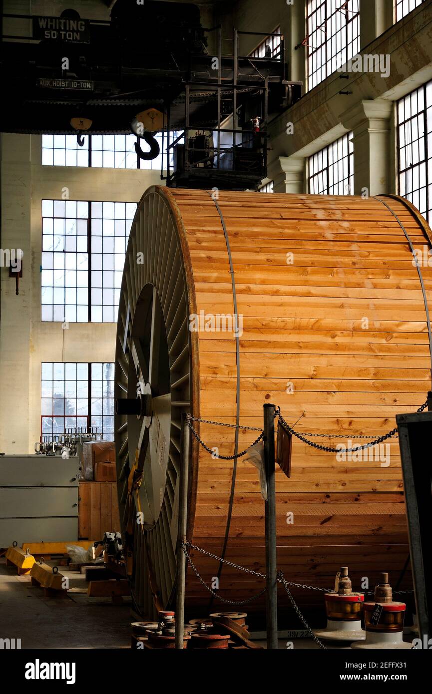 Una grande spola di cavi alla sottostazione Tacoma PowerÕs Cushman a Tacoma, WA Foto Stock