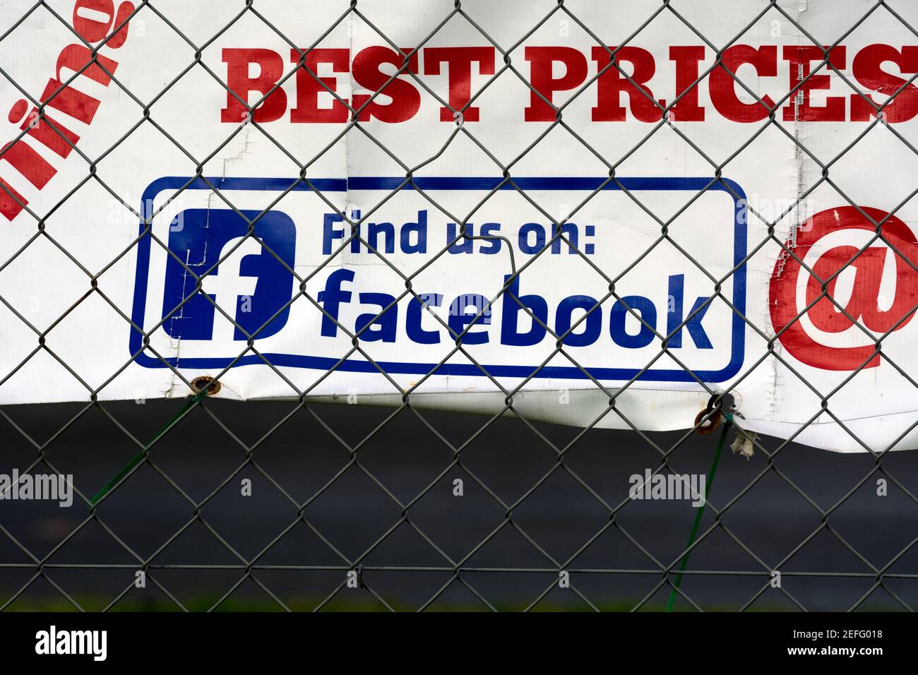 'Trovaci su facebook' su un banner, Warwick, Regno Unito Foto Stock