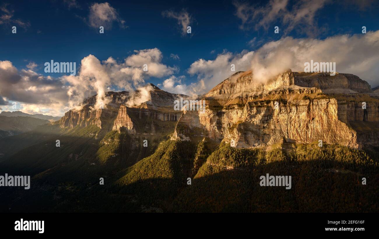 Tramonto nella valle di Ordesa (Ordesa e Monte Perdido NP, Pirenei, Spagna) ESP: Atardecer en el Valle de Ordesa PN Ordesa y Monte Perdido, Aragón, España Foto Stock