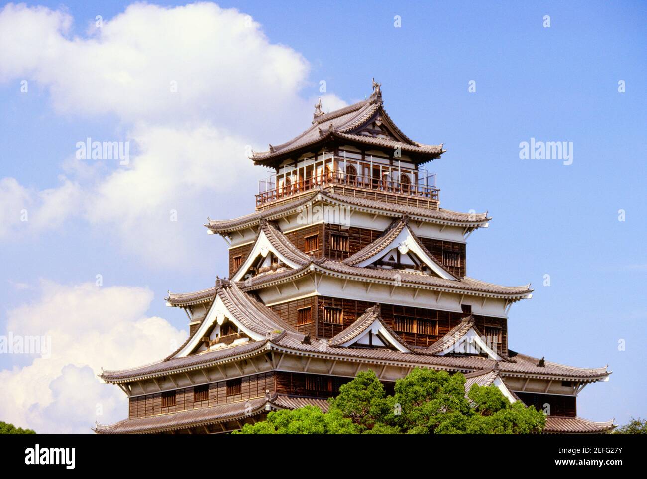 Vista in sezione alta di un castello, Castello di Hiroshima, Hiroshima, Giappone Foto Stock