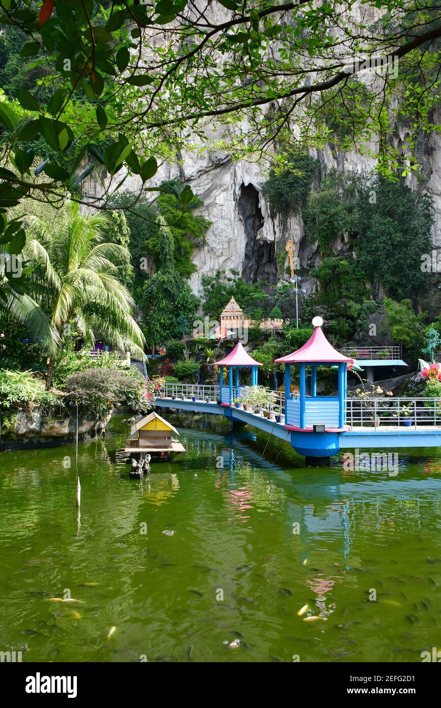 Giardino d'acqua presso il tempio indù alle grotte di Batu, Kuala Lumpur, Malesia, Sud-est asiatico Foto Stock