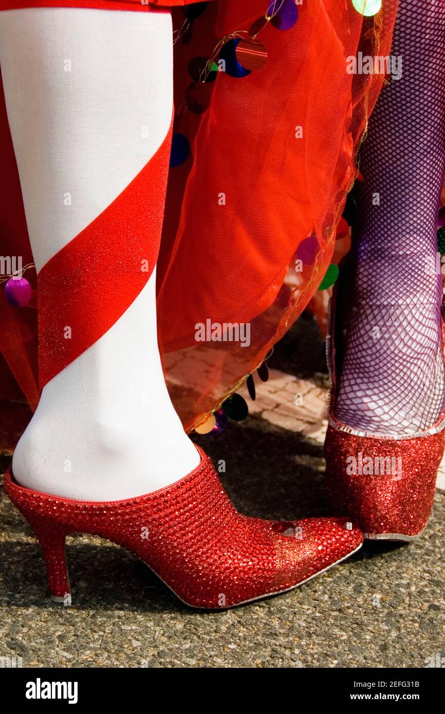 Vista in sezione bassa di due gay in piedi sul strada Foto Stock