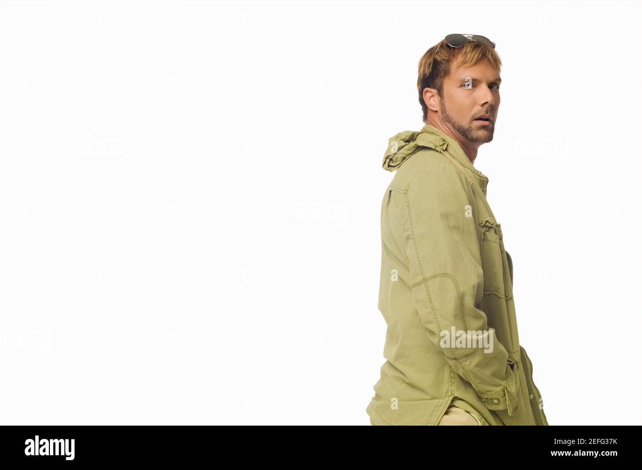 Ritratto di una metà uomo adulto indossando occhiali da sole sulla sua testa Foto Stock