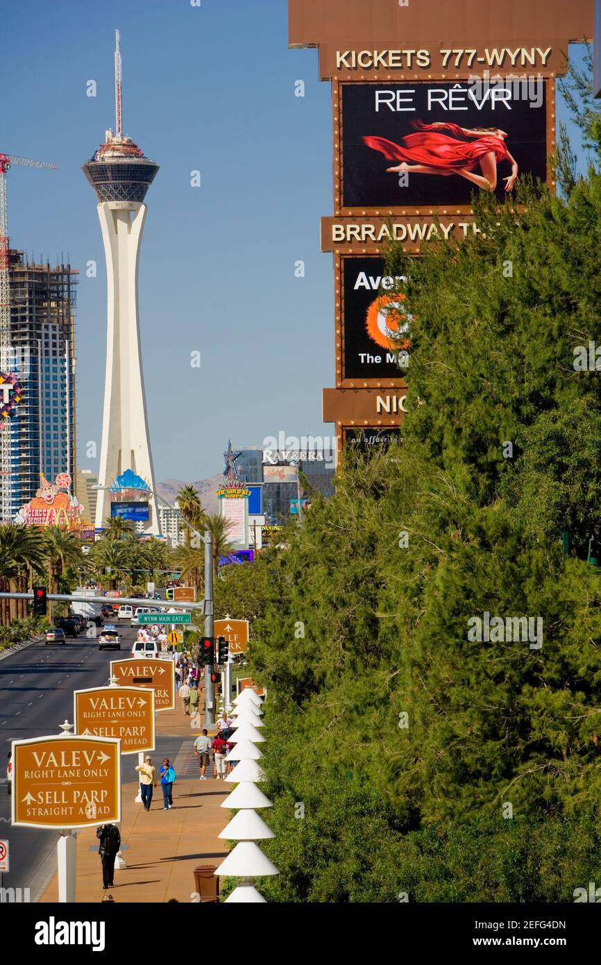 Vista ad angolo basso di una torre, Stratosphere Hotel and Casino, Las Vegas, Nevada, Stati Uniti Foto Stock