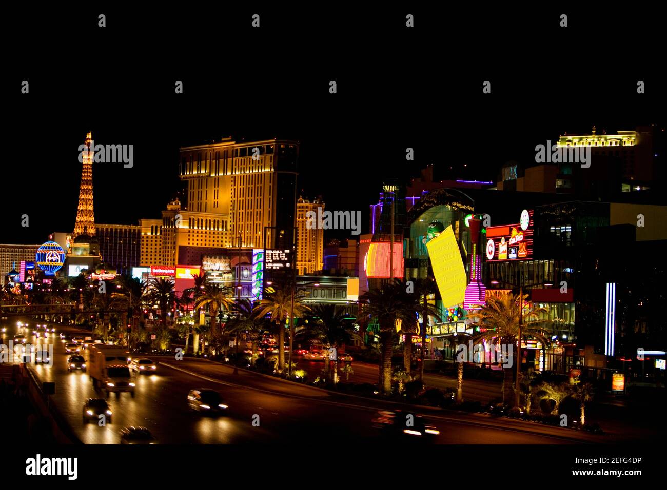 Edifici illuminata di notte, Las Vegas, Nevada, STATI UNITI D'AMERICA Foto Stock