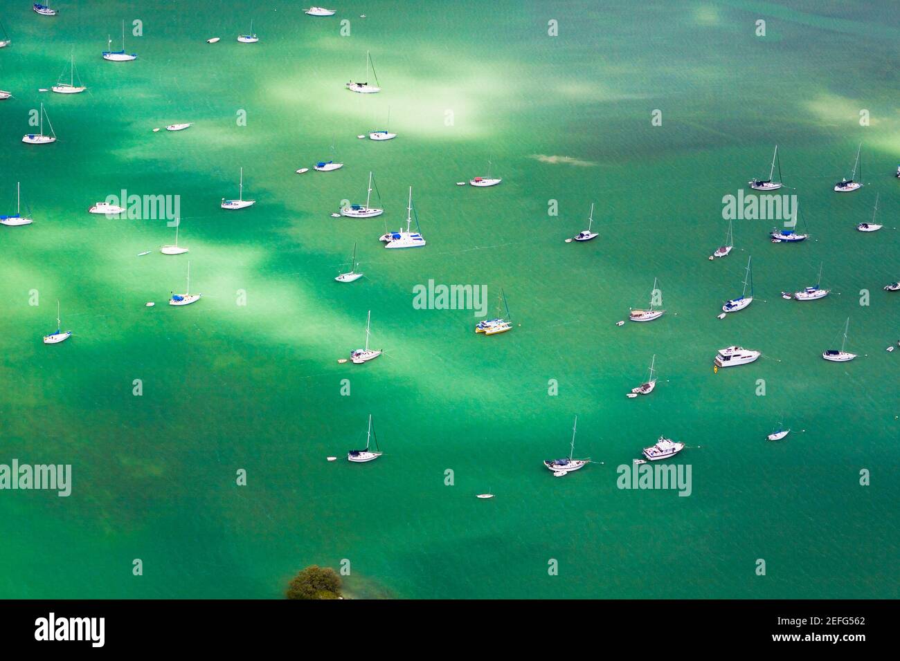 Vista aerea di barche a vela nel mare, Florida Keys, Florida, USA Foto Stock