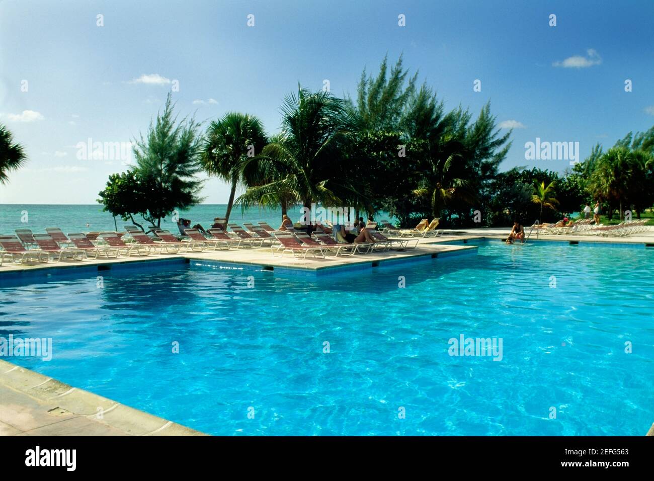 Vista ad alto angolo di una piscina limpida al Lucayan Beach Resort, Freeport, Bahamas Foto Stock