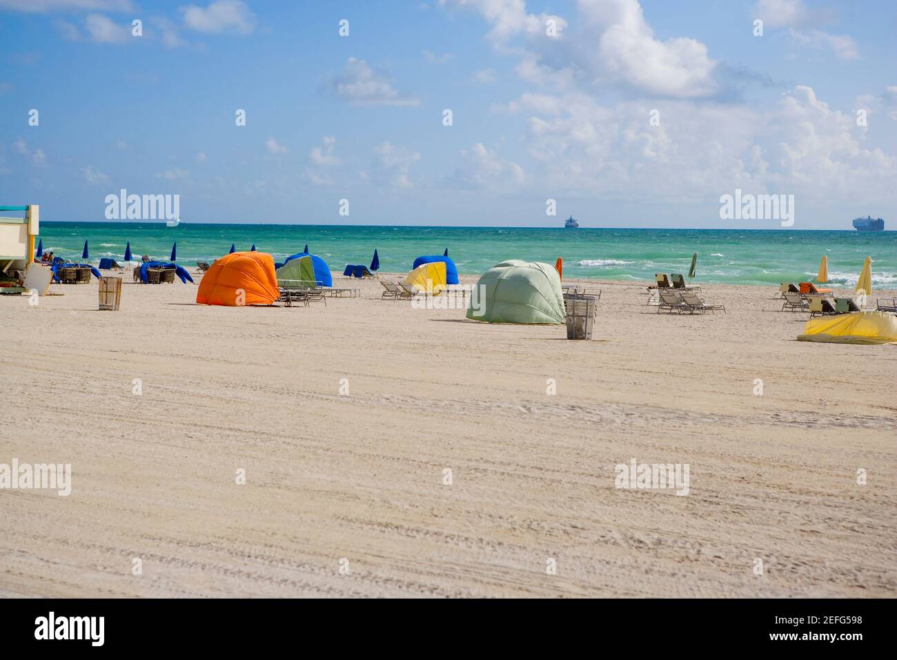 Tende sulla spiaggia, South Beach, Miami Beach, Florida, Stati Uniti Foto Stock