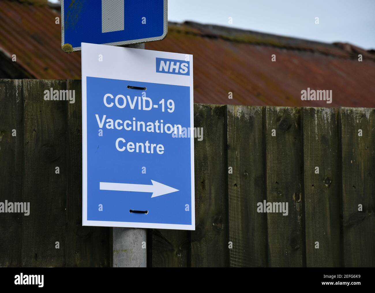 COVID-19 Vaccination Center UK segnaletica stradale come si trova sulle strade Del Nord Devon Foto Stock