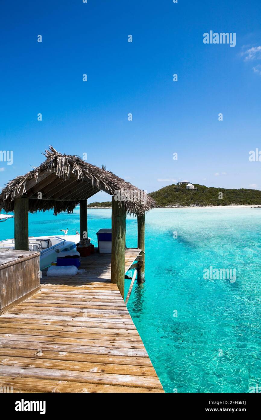 Tetto di paglia su un molo, Exuma, Bahamas Foto Stock