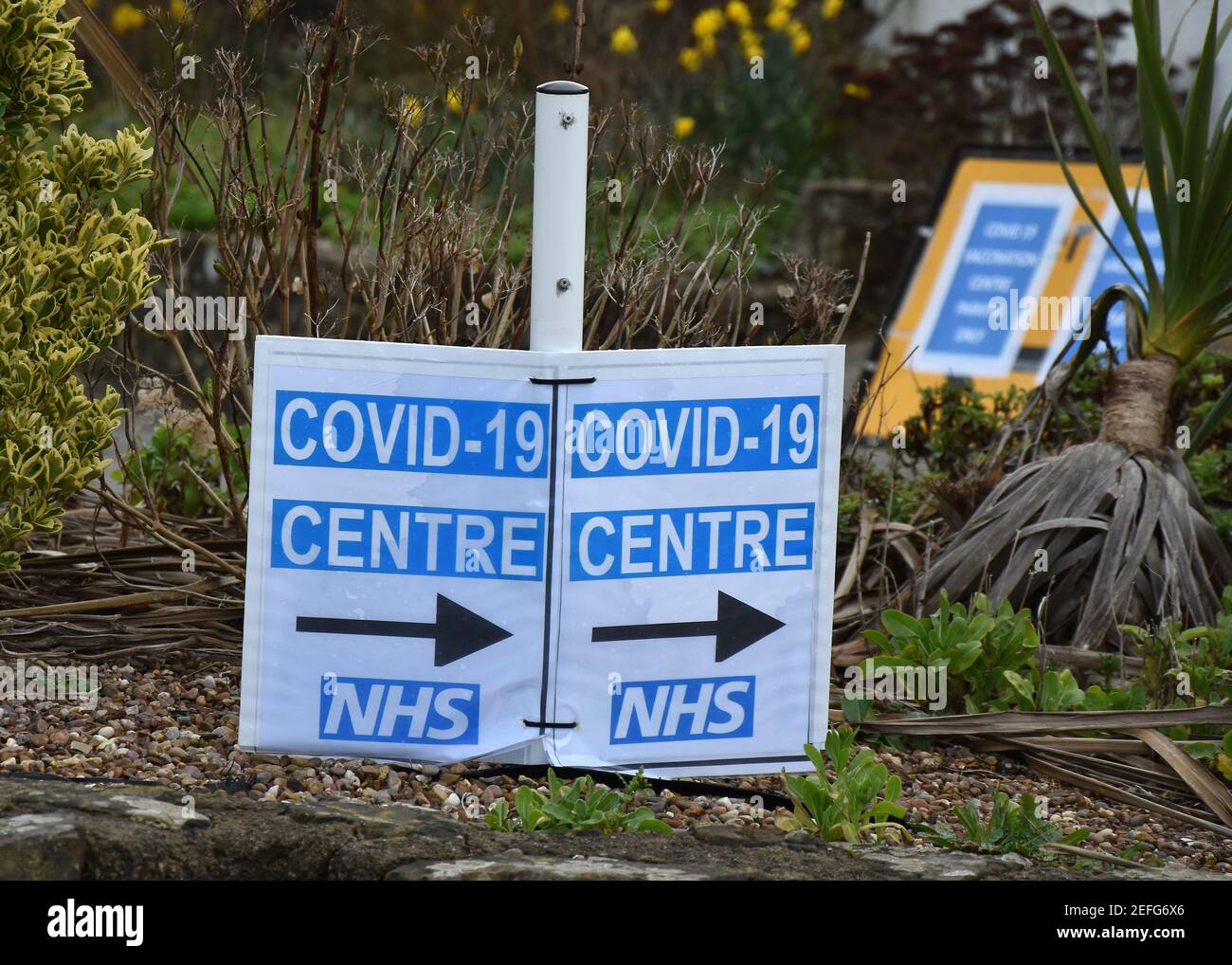 COVID-19 Vaccination Center UK segnaletica stradale come si trova sulle strade Del Nord Devon Foto Stock