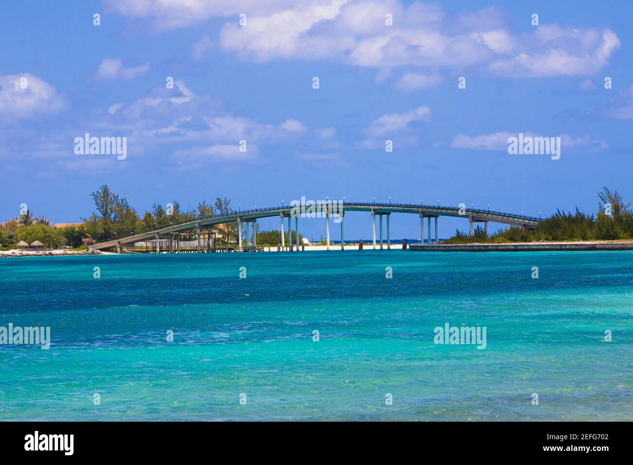 Ponte sul mare, Arawak Cay, Nassau, Bahamas Foto Stock