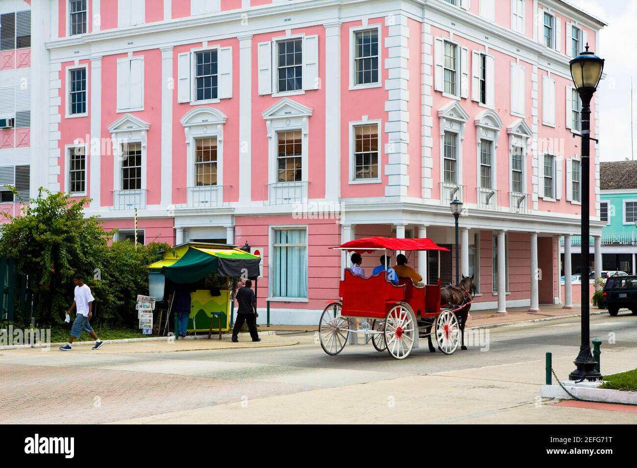 Carrello a cavallo in movimento sulla strada, Bay Street, Nassau, Bahamas Foto Stock