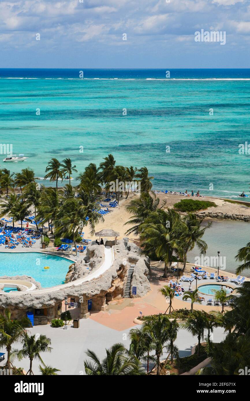 Vista ad alto angolo di una spiaggia, Cable Beach, Nassau, Bahamas Foto Stock