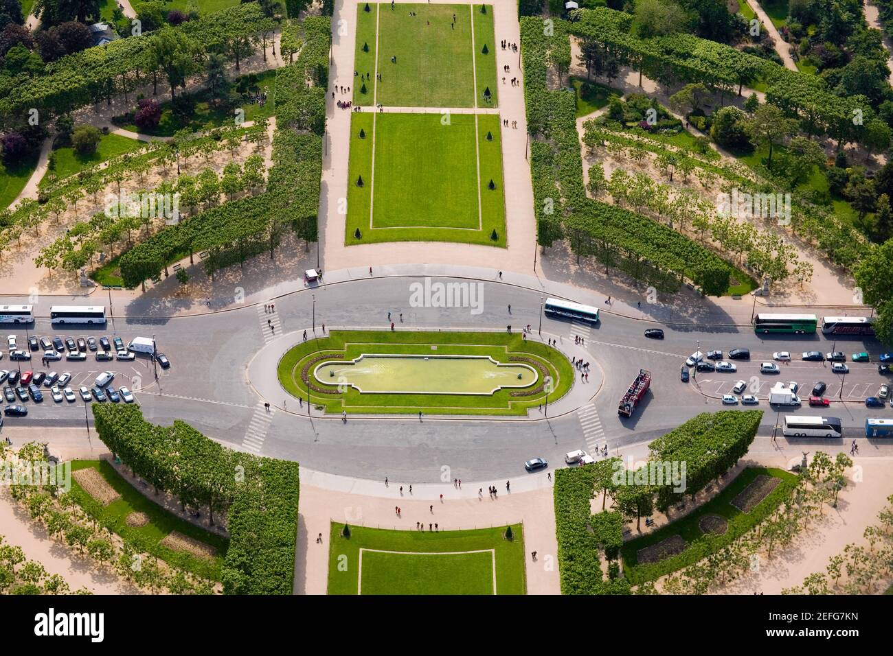 Vista ad alto angolo di una rotatoria, Champ De Mars, Parigi, Francia Foto Stock