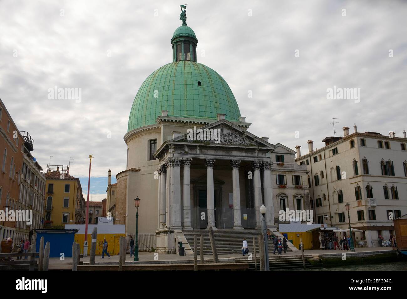 Vista a basso angolo di una chiesa, Chiesa di San Simeon piccolo, Venezia, Italia Foto Stock