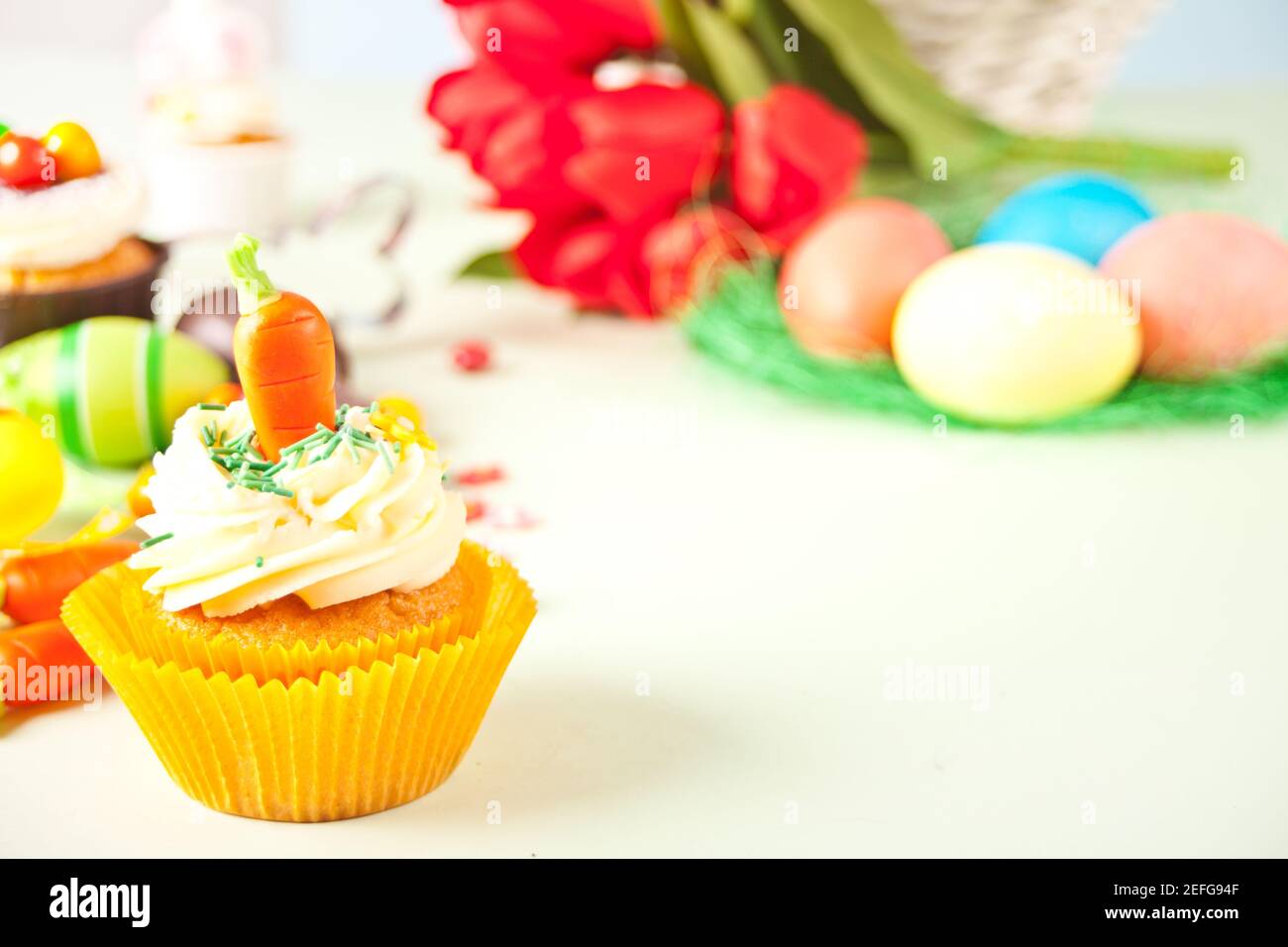 Pasqua divertente cupcake con caramelle carote. Festa di Pasqua tavolo di festa Foto Stock