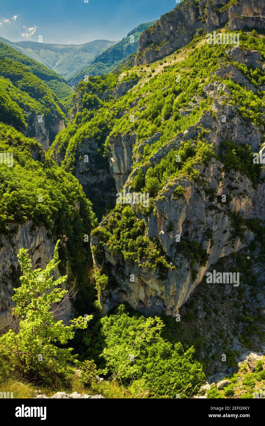 Vista dall'alto del Canyon dell'Avello nel Parco Nazionale della Maiella. Abruzzo, Italia, Europa Foto Stock