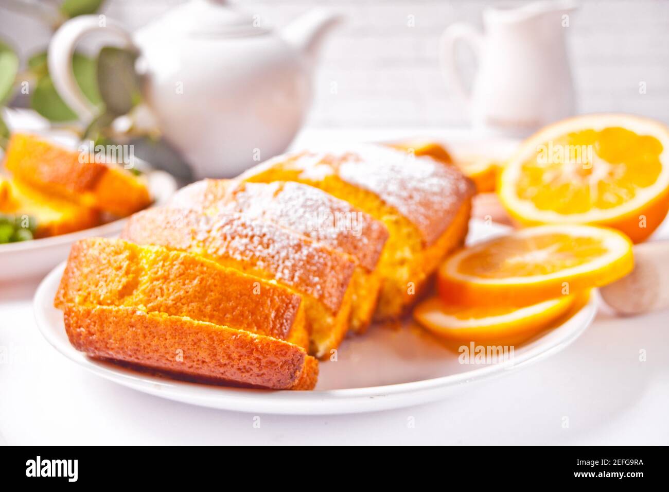 Pezzi di torta di limone a fette appena sfornata sul piatto bianco. Foto Stock