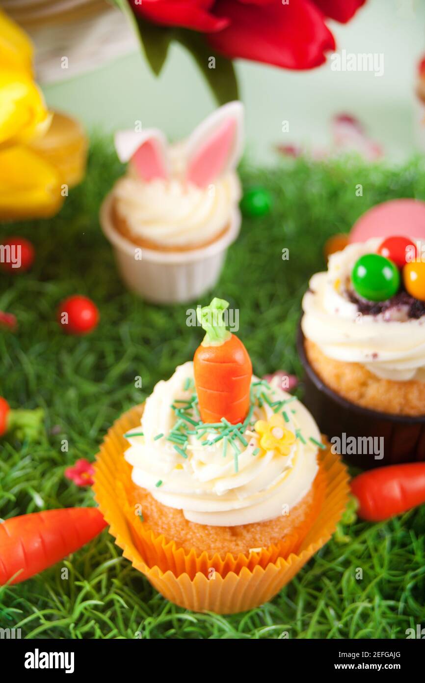 Pasqua divertente cupcake con caramelle carote. Festa di Pasqua tavolo di festa Foto Stock
