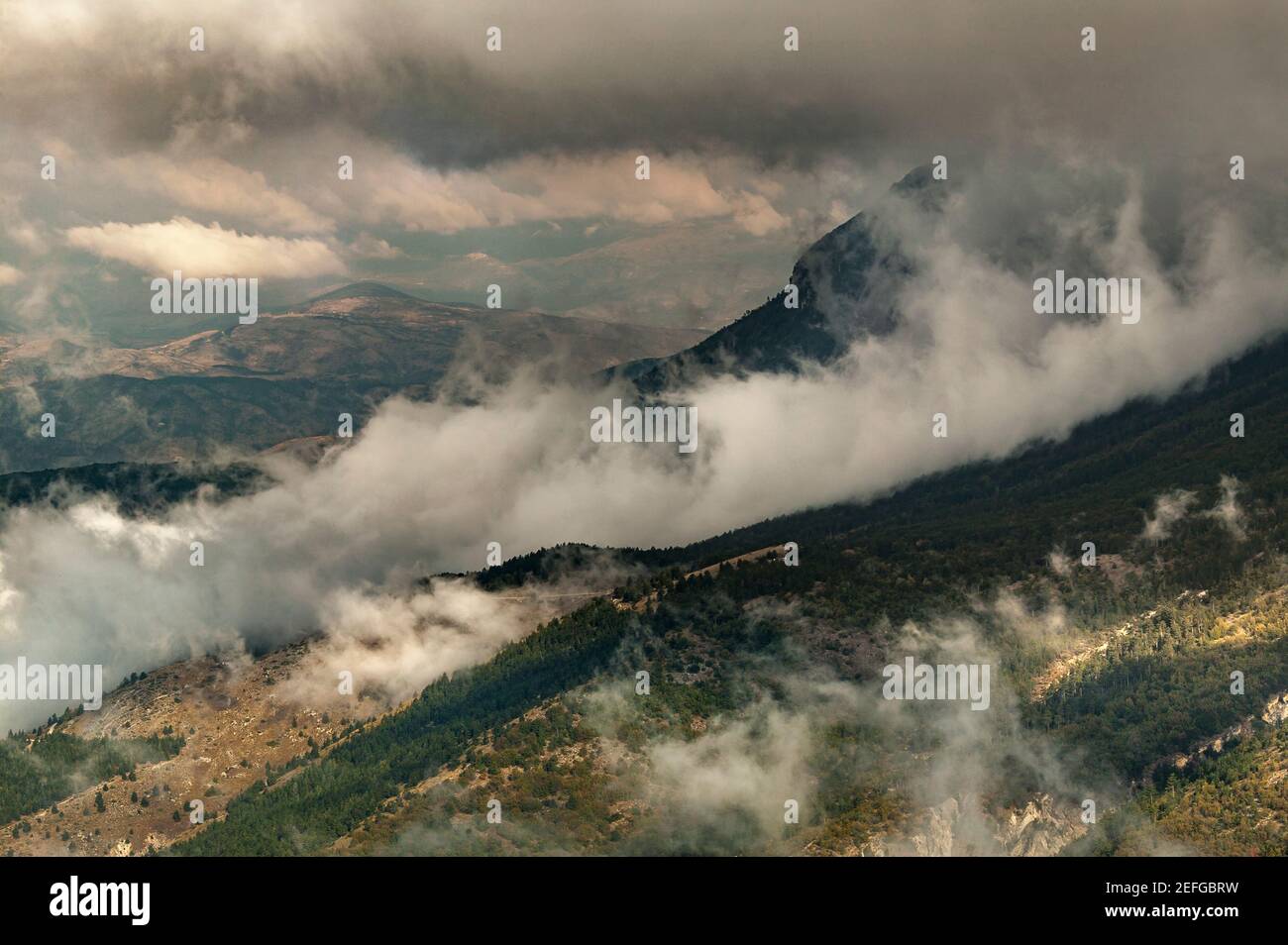 Nuvole di pioggia in montagna. Ultimi raggi del sole. Monte Morrone, Parco Nazionale della Maiella, Abruzzo, Italia Foto Stock
