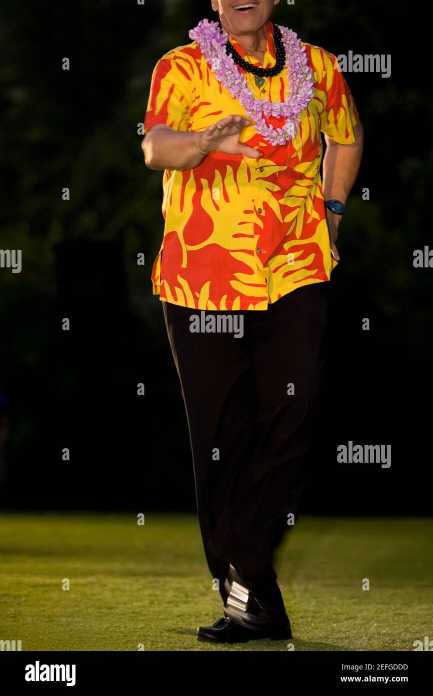 Uomo hula danzare in un prato, Waikiki Beach, Honolulu, Oahu, Hawaii Islands, STATI UNITI Foto Stock
