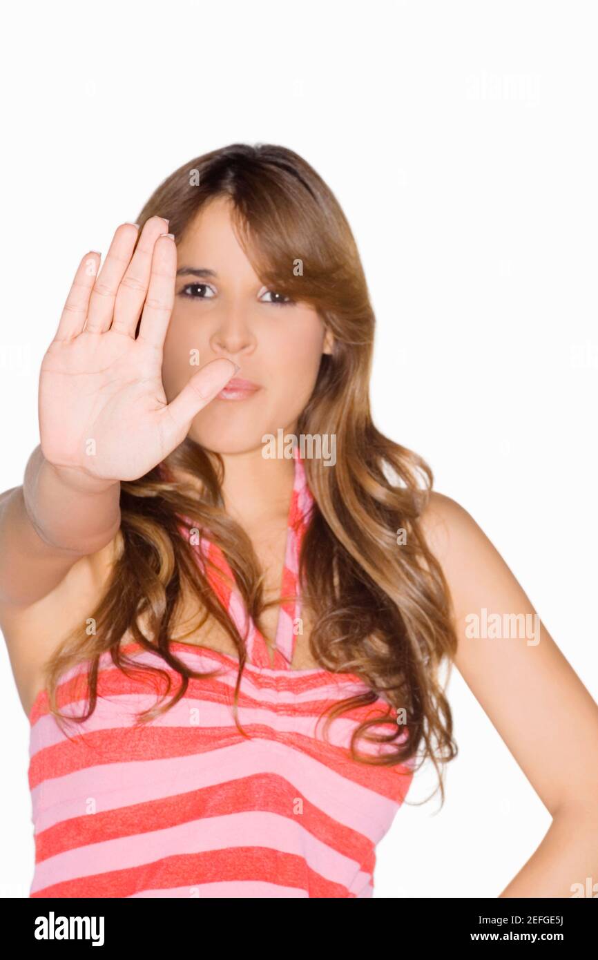 Ritratto di una giovane donna che fa un gesto di arresto Foto Stock
