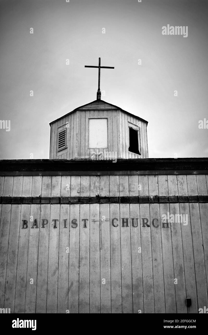 Una chiesa Battista di fortuna nella comunità desertica e rustica di Bombay Beach, accanto al mare di Salton, nella California meridionale. Foto Stock