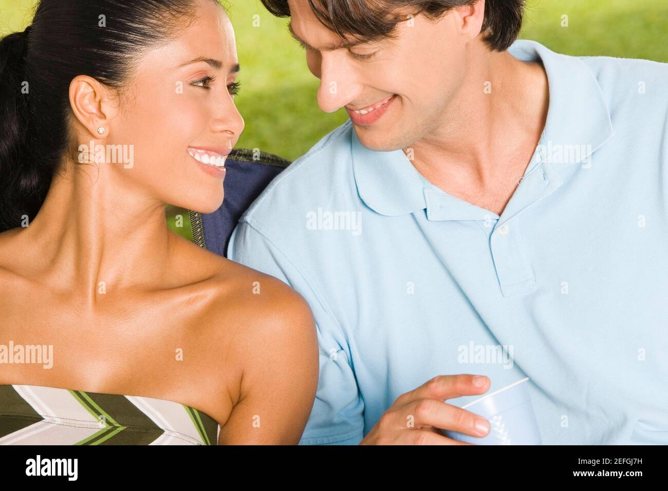 Close-up di una giovane donna e una metà adulto uomo sorridente Foto Stock